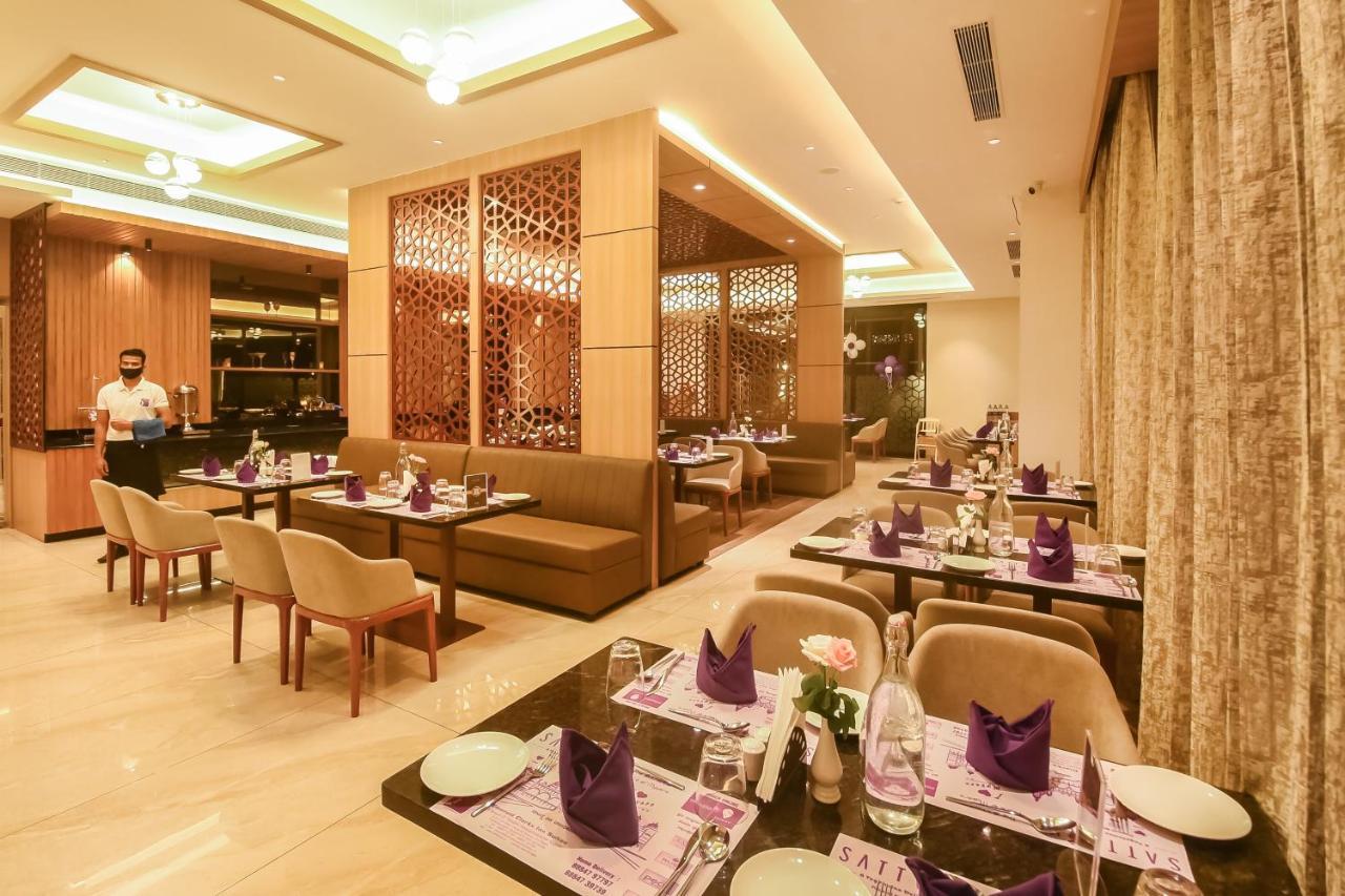 Emerald Clarks Inn Suites Mysore Exterior foto